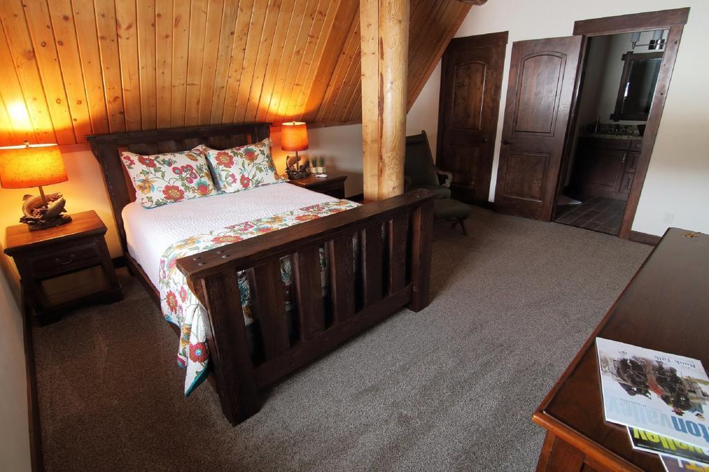 Fin And Feather Inn Victor Buitenkant foto